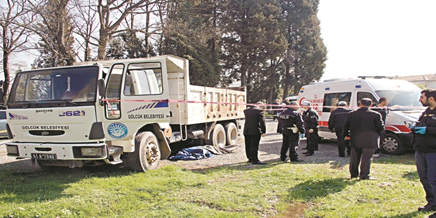 Freni boşalan kamyonu durdurmaya çalışırken öldü
