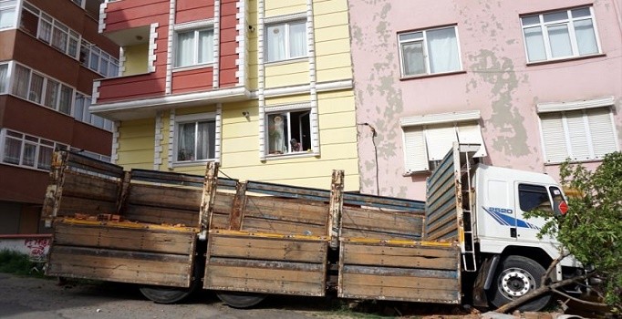 Freni boşalan kamyonun çarptığı ev sahibi, karnı acıkınca kurtuldu