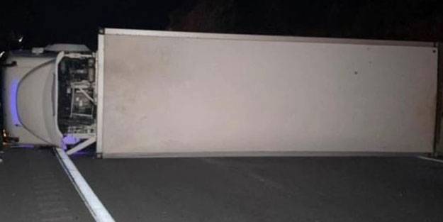 Freni boşalan kamyonun sürücüsü faciayı önlemek için aracını yan yatırdı