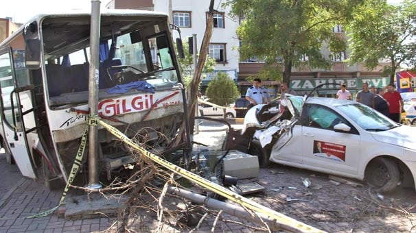 Freni boşalan midibüs ortalığı savaş alanına çevirdi
