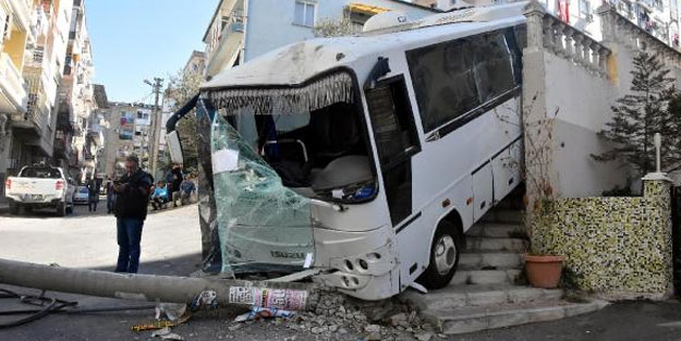 Freni boşalan midibüs otomobile çarpıp, elektrik direğini devirdi