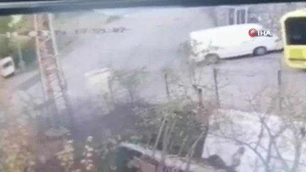 Freni boşalan minibüs iki kadını ezdi: 1 ölü