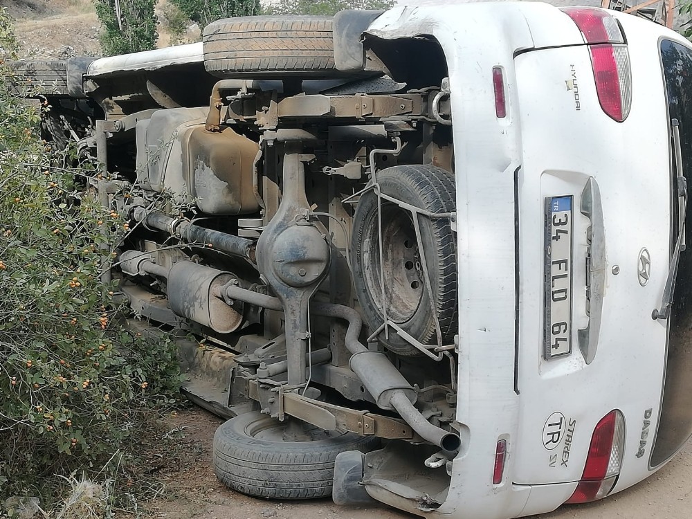 Freni boşalan minibüs yan yattı 