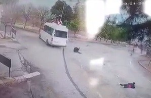 Freni boşalan minibüsten atlayan kadın hastanede yaşam mücadelesi veriyor 