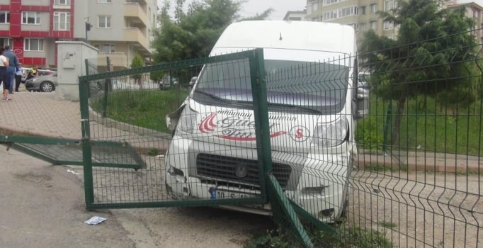 Freni boşalan okul bahçesine daldı: 3 öğrenci yaralandı