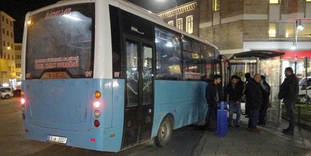 Freni boşalan otobüs durağa daldı! Yaralılar var