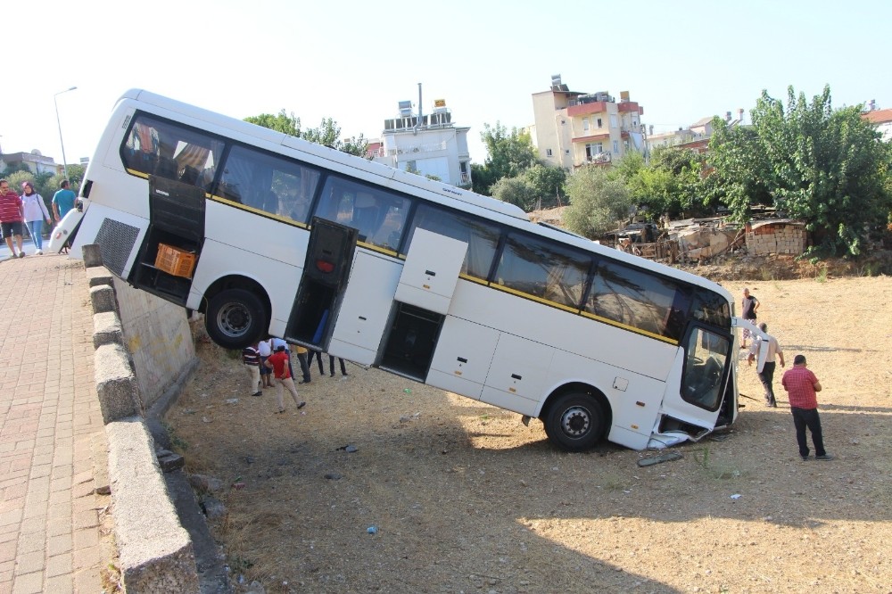 Freni boşalan otobüs istinat duvarından aşağıya uçtu 