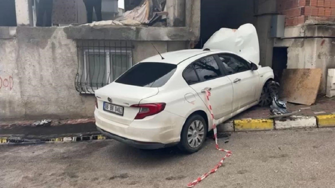 Freni boşalan otomobil binaya çarptı