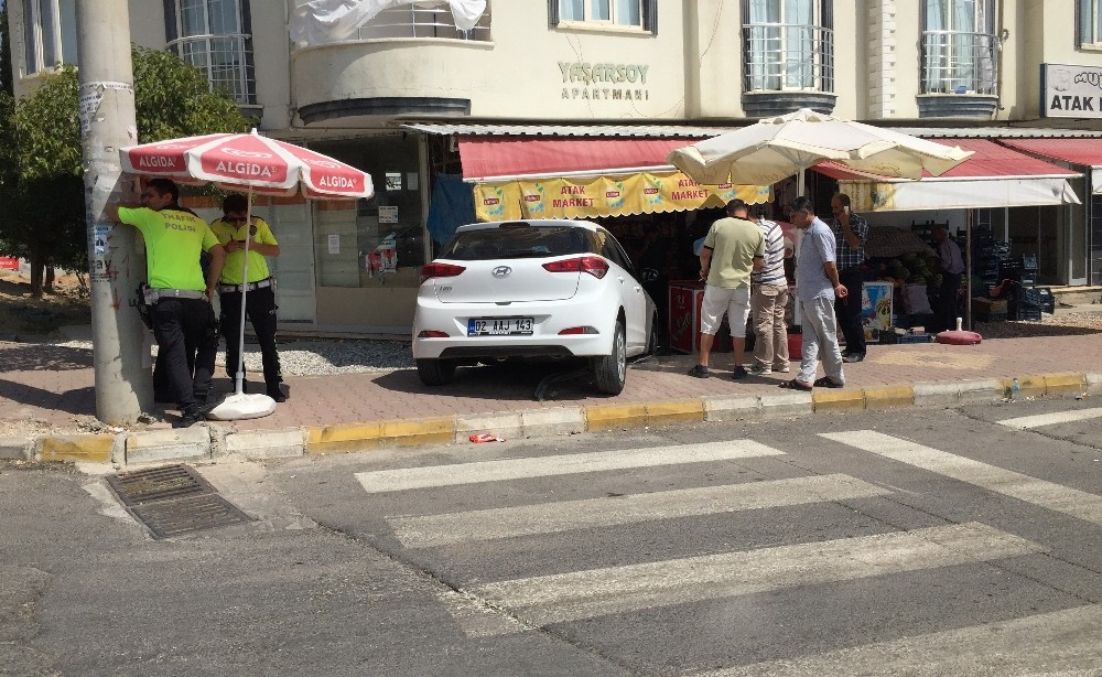 Freni boşalan otomobil markete girdi 