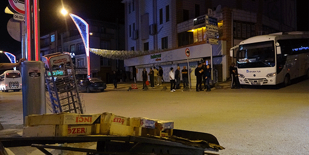 Freni boşalan park halindeki servis midibüsü markete daldı