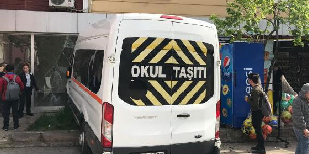 Freni boşalan servis minibüsü dükkana çarptı