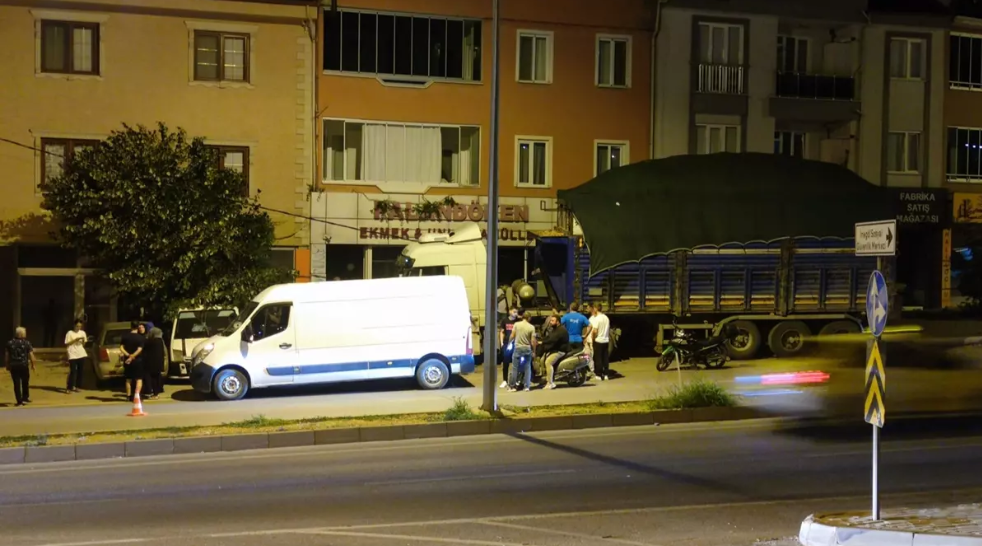 Freni boşalan tır 2 araca çarparak durabildi