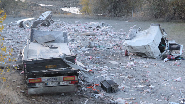 Freni boşalan TIR 25 kilometre sonra şarampole yuvarlandı