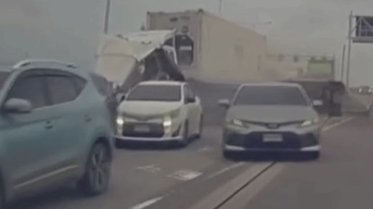 Freni boşalan tır araçların arasına böyle daldı!