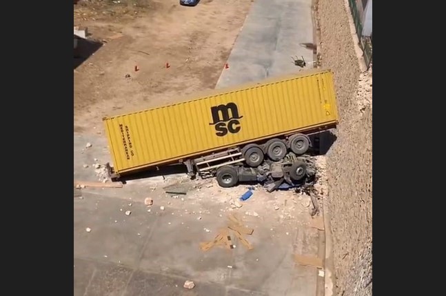 Freni boşalan tır bahçeye uçtu