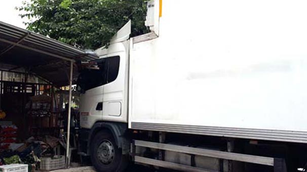 Freni boşalan TIR bakkala girdi