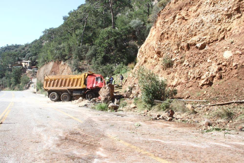 Freni boşalan TIR dağa çarptı