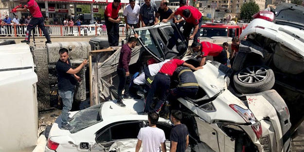 Freni boşalan TIR dehşet saçtı!