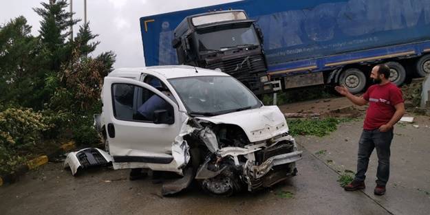 Freni boşalan TIR dehşet saçtı