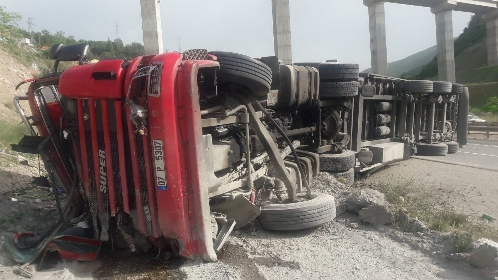Freni boşalan tır kaza yaptı, sürücüsü yaralandı 