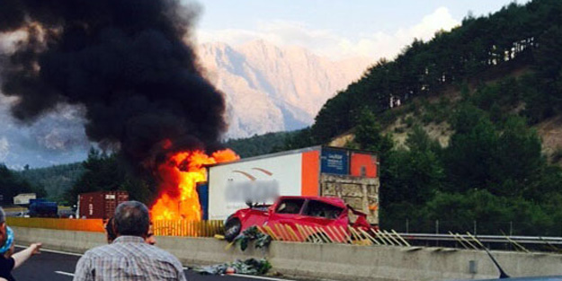 TIR otomobilleri biçti: 5 ölü, 4 yaralı