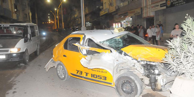 Freni boşalan tır taksiyi biçti