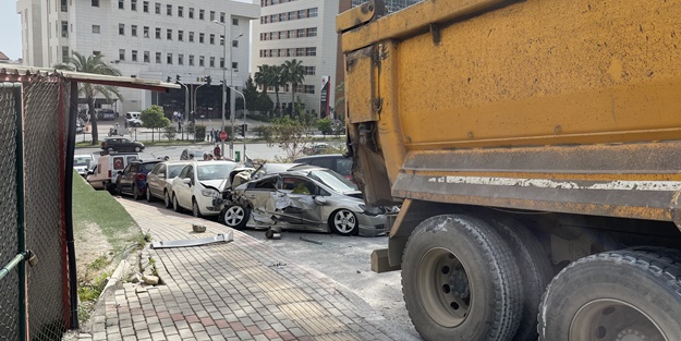 Freni boşaldı! Park halindeki araçlara çarptı