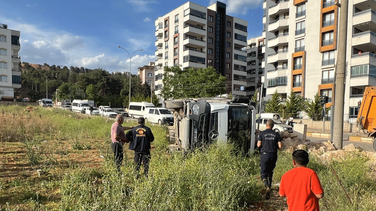 Freni patlayan hafriyat kamyonu devrildi