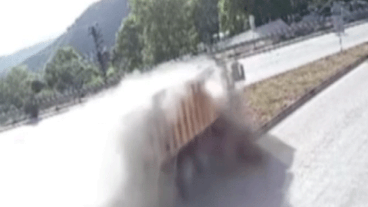 Freni patlayan hafriyat kamyonunun tozu dumana kattığı anlar kameraya yansıdı!