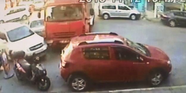 Freni patlayan kamyon 10 araca çarptı