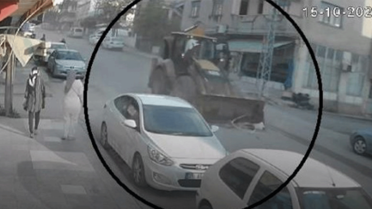 Freni patlayan kepçe önüne geleni biçti! O anlar kamerada!