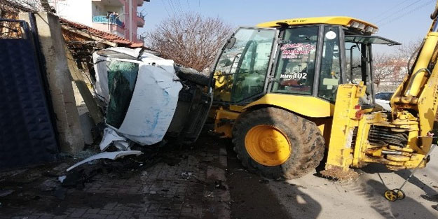 Freni patlayan kepçe park halindeki otomobillere çarptı: 2 yaralı