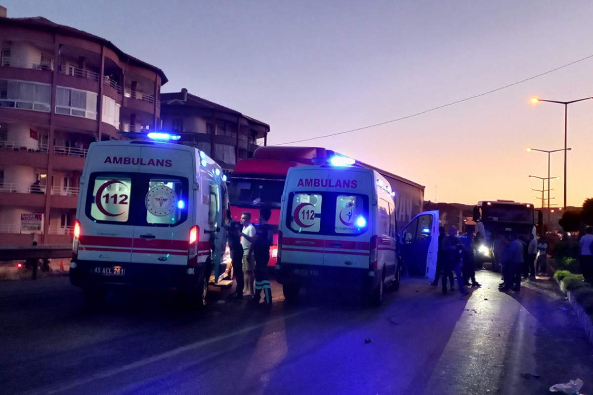 Freni patlayan tır kırmızı ışıkta bekleyen otomobile çarptı: 4 yaralı