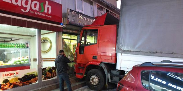 Freni patlayan TIR, kuyumcu dükkanına daldı