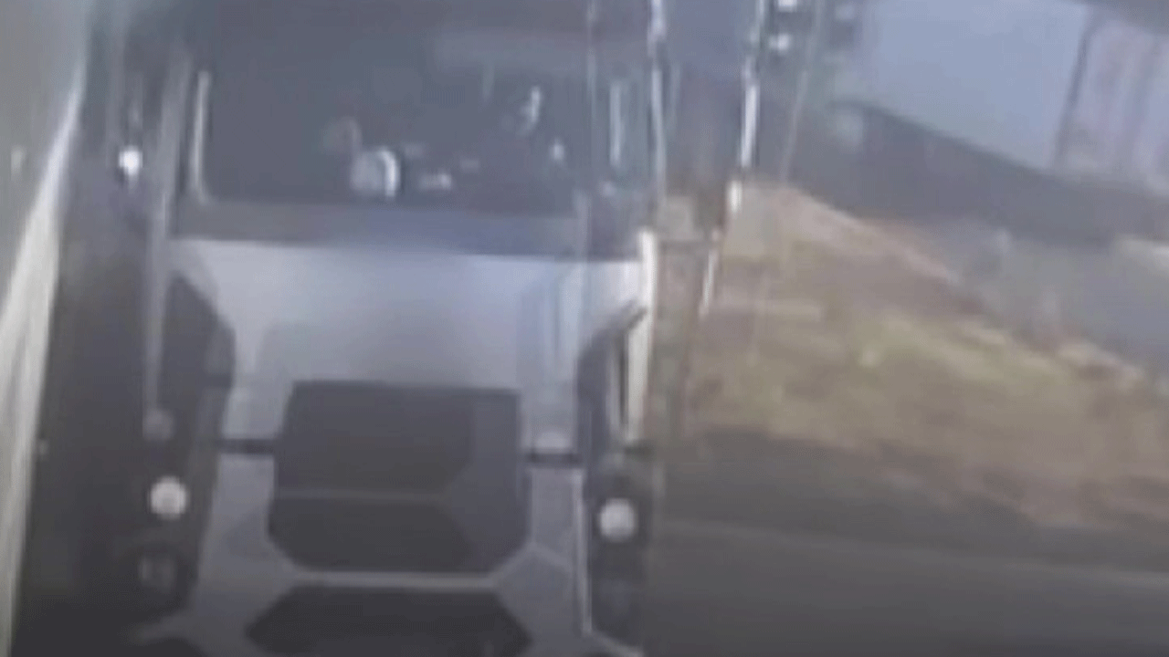 Freni patlayan tırın otobüse çarpma anı kamerada!
