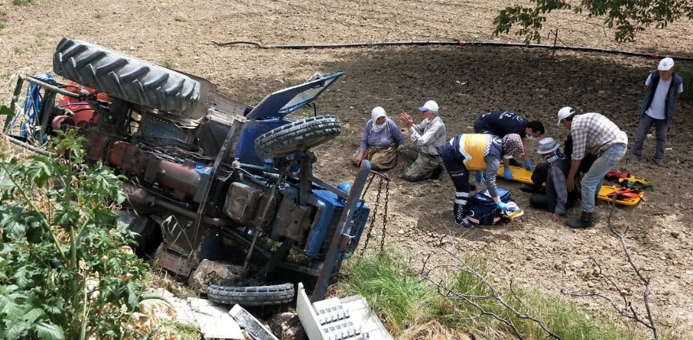 Freni tutmayan traktör şarampole uçtu 
