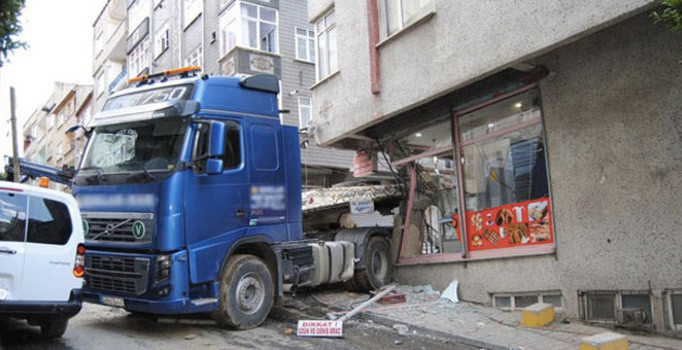 Frenleri boşalan TIR pastaneye girerek durabildi