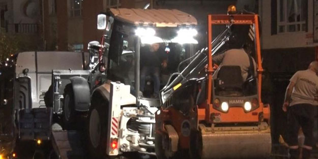 Frenleri tutmayan iş makinesi, park halindeki araçlara çarptı