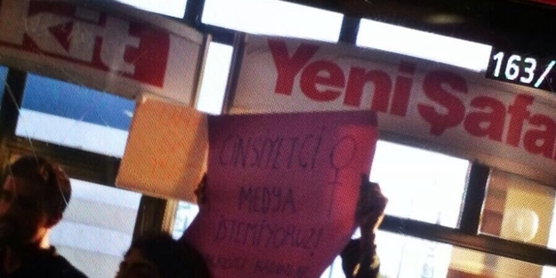 Frikikçi kadınlar Akit standına saldırdı