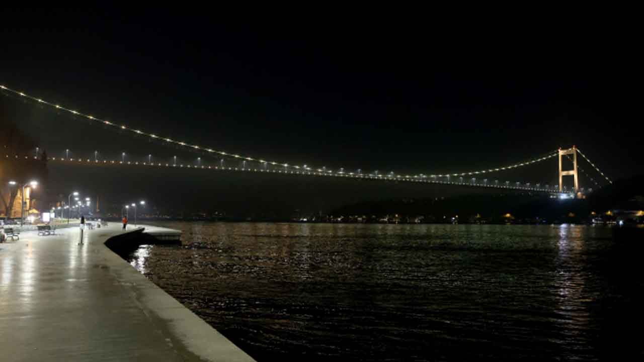 FSM Köprüsü sarıya büründü! Boğaz'ın incisi minik kahramanlar için parladı!