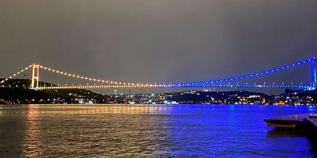 FSM Köprüsü Ukrayna'nın bağımsızlık günü için aydınlatıldı