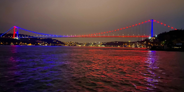 Polis haftası için kırmızı ve mavi renklerle aydınlatıldılar