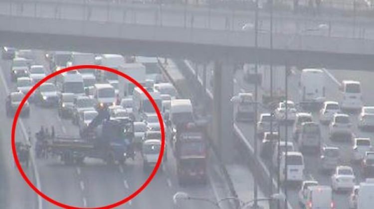 FSM'de trafik! Ekipler iki şeridi kapattı
