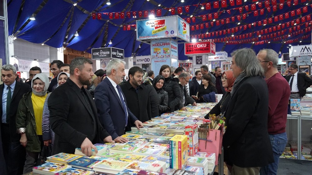 Fuarda çocuklar hem kitap hem de fidan alıyor 