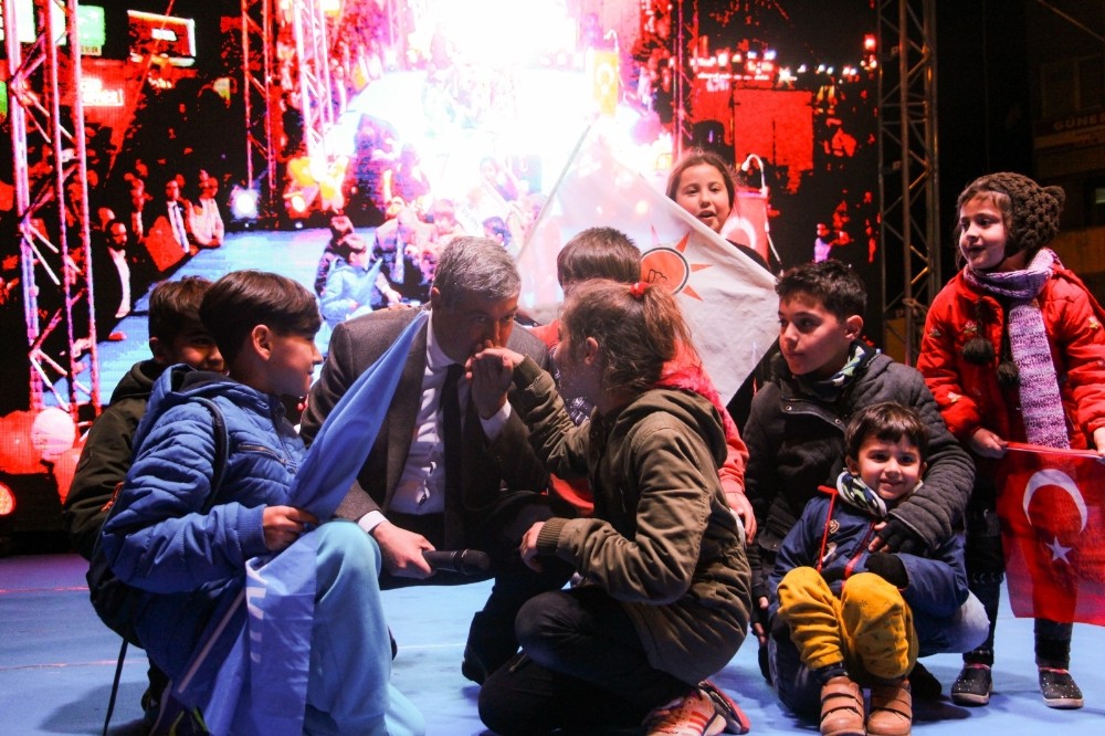 Fuat Akdoğan’ın son mitinginde izdiham yaşandı 