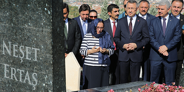 Fuat Oktay Neşet Ertaş'ın kabrini ziyaret etti