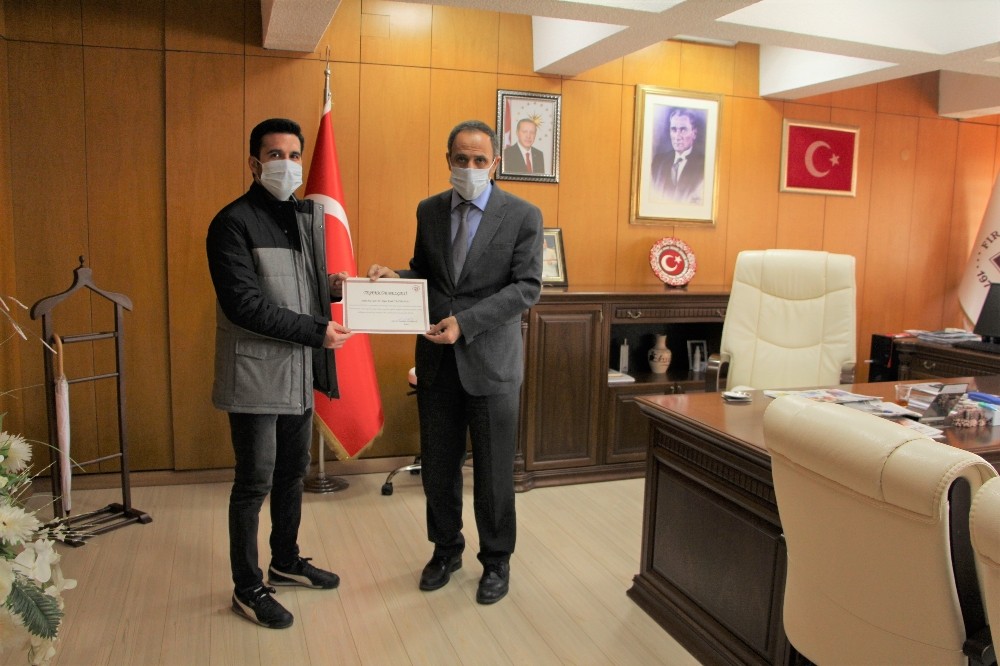 FÜ’de siperlik maske üreten ekibe teşekkür belgesi 