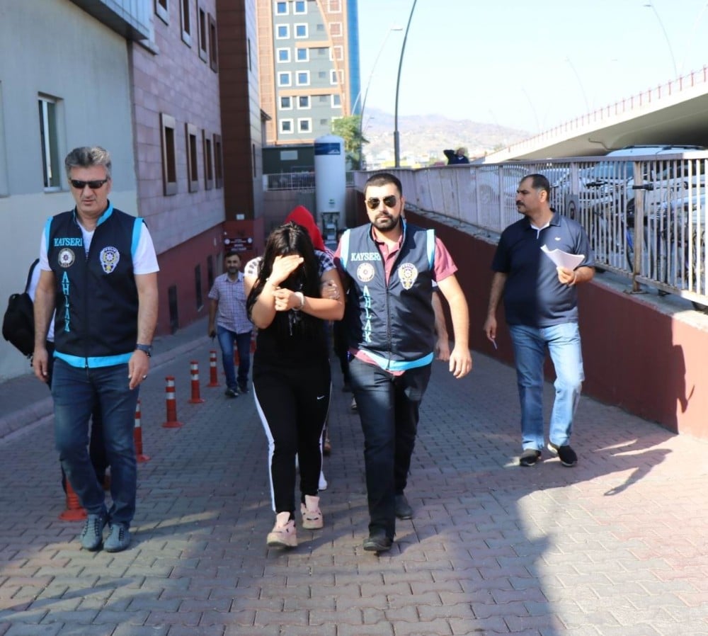 Fuhuş yapılan evlerin etrafına gözcü koyup komisyon vermişler 