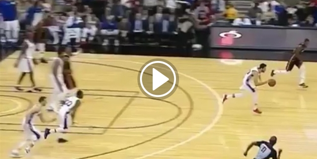 Furkan Korkmaz'dan ABD'li spikere Türkçe konuşturan basket