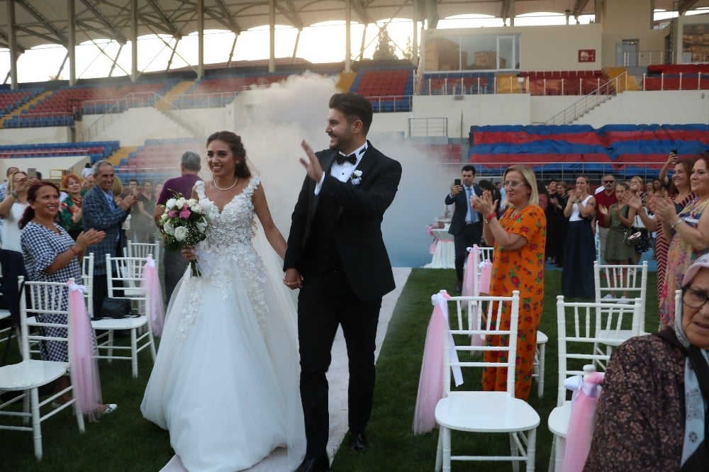 Futbol antrenörü babasının kalecilik yaptığı stadyumda dünyaevine girdi 